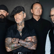 Mike-Ness-de-Social-Distortion-habla-sobre-vencer-al-cAncer-el-nuevo-Album-y-aprender-a-amar-a-Oasis